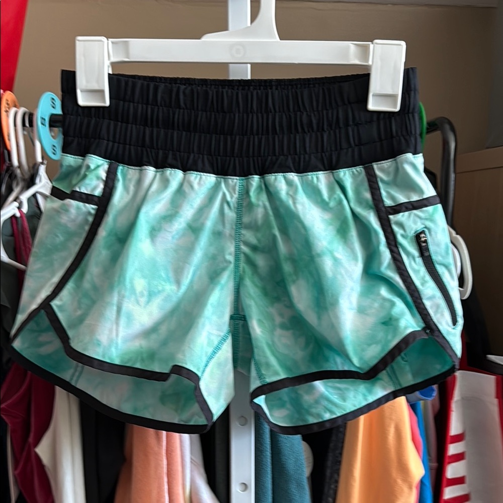 Lululemon Tracker Short II Mid Rise Sz 6 Spray Dye White Blue Tropics Black 6088